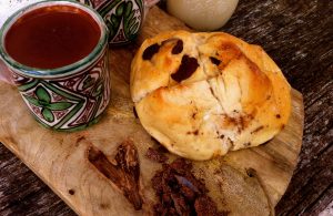 chocolate a la taza vegano taza de chocolate a la taza junto a bollo suizo